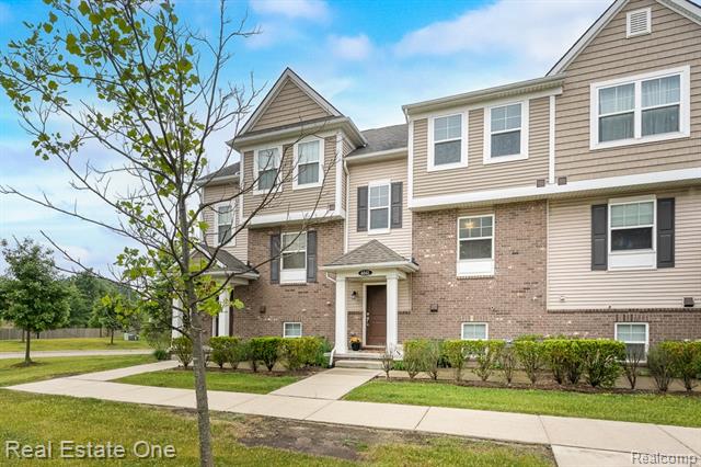 front view picture of 4661 Bradley Cir, Troy, MI. 48085