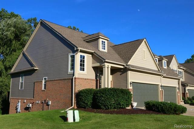 front view picture of 977 Sloane Ct, White Lake, MI. 48386