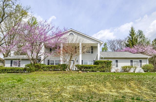 front view picture of 688 Uphill Rd, Milford, MI. 48381
