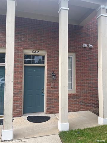 front view picture of 17202 Chesapeake Cir, Walled Lake, MI. 48390