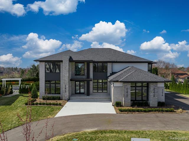 front view picture of 3278 Baron Dr, Bloomfield Hills, MI. 48302