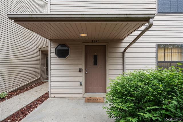 front view picture of 4921 Oakhill Dr, Waterford, MI. 48329