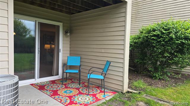 front view picture of 4882 Harbor Point Dr # 13, Waterford, MI. 48329