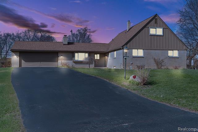 front view picture of 3074 Grace View Ct, Waterford, MI. 48329