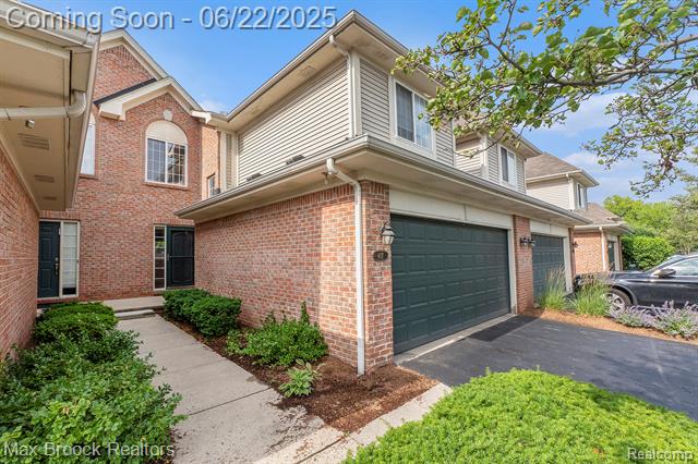 front view picture of 417 James Cir, Royal Oak, MI. 48067