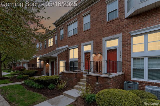 front view picture of 1540 Maryland Club Dr, Royal Oak, MI. 48067