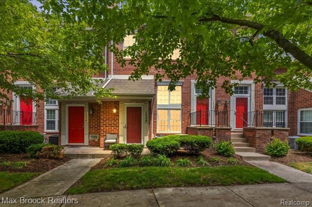 front view picture of 1538 Maryland Club Dr, Royal Oak, MI. 48067