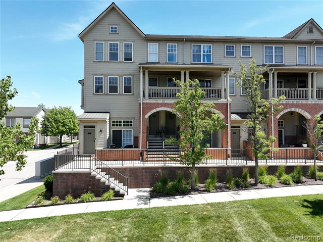 front view picture of 208 Amys Walk, Auburn Hills, MI. 48326
