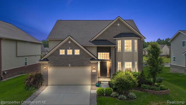 front view picture of 55745 Worlington Ln, South Lyon, MI. 48178