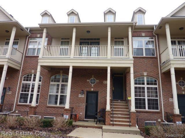 front view picture of 530 Red Oak Ct, Walled Lake, MI. 48390