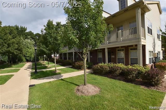 front view picture of 531 Red Oak Ct, Walled Lake, MI. 48390