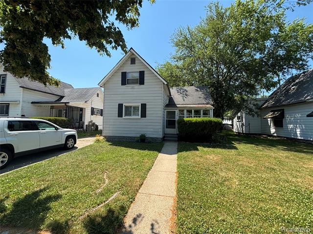 front view picture of 130 Meadle St, Mount Clemens, MI. 48043