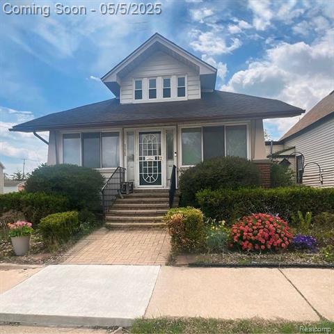 front view picture of 111 Robertson St, Mount Clemens, MI. 48043