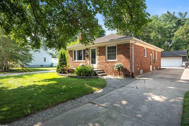 front view picture of 212 Riverside Dr, Mount Clemens, MI. 48043