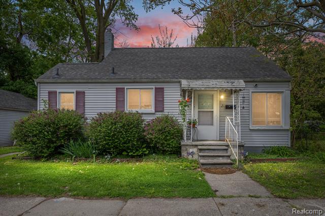 front view picture of 21 Woolworth Ct, Mount Clemens, MI. 48043