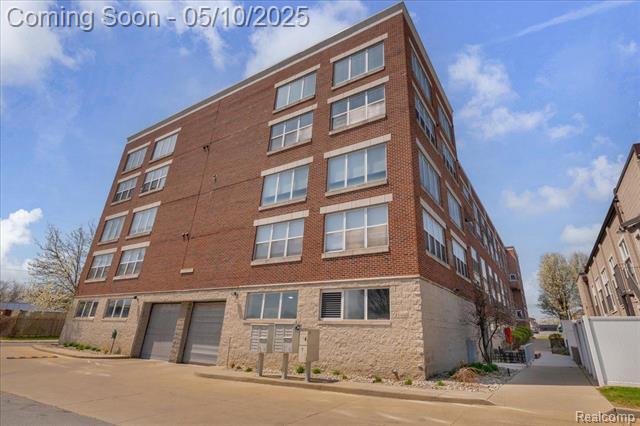front view picture of 98 N Gratiot Ave, Mount Clemens, MI. 48043