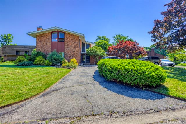 front view picture of 46 W Breitmeyer Pl, Mount Clemens, MI. 48043