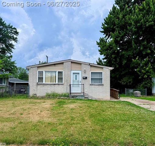 front view picture of 104 Meadle St, Mount Clemens, MI. 48043