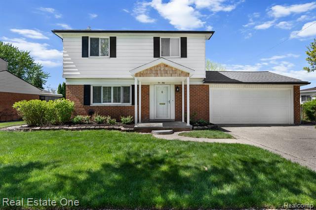 front view picture of 250 Clinton River Dr, Mount Clemens, MI. 48043