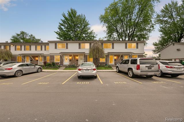 front view picture of 39700 Manor Dr, Harrison Township, MI. 48045