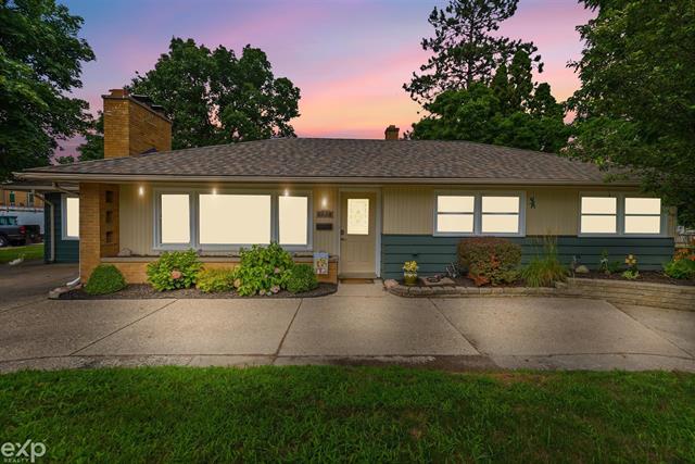 front view picture of 137 Rathbone Ave, Mount Clemens, MI. 48043