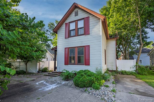 front view picture of 77 Hubbard Ave, Mount Clemens, MI. 48043