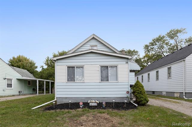 front view picture of 38 Clair Ave, Mount Clemens, MI. 48043