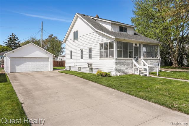 front view picture of 205 Elizabeth St, Mount Clemens, MI. 48043