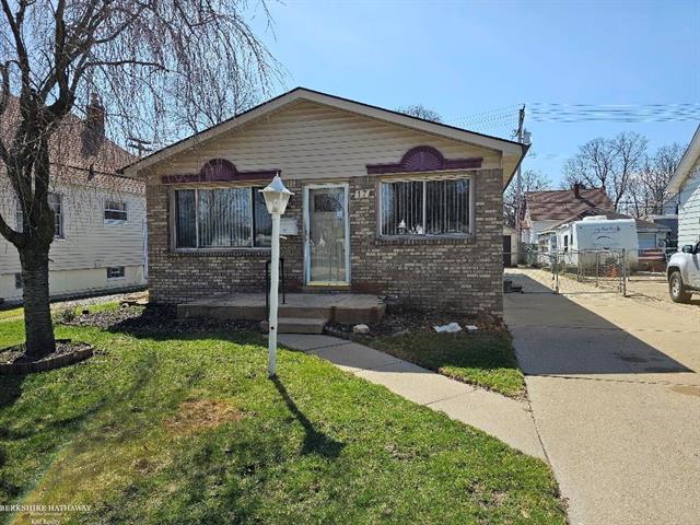 front view picture of 17 Leonore Ave, Mount Clemens, MI. 48043