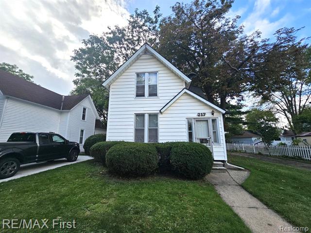 front view picture of 217 Jones St, Mount Clemens, MI. 48043