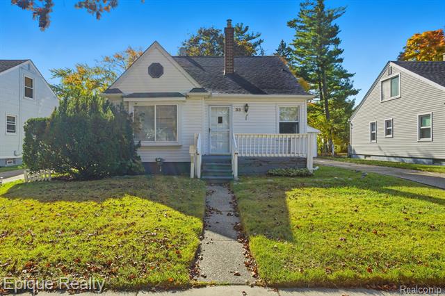 front view picture of 33 Canfield Dr, Mount Clemens, MI. 48043