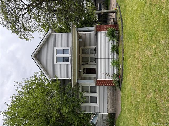 front view picture of 35 Grove Park Ave, Mount Clemens, MI. 48043