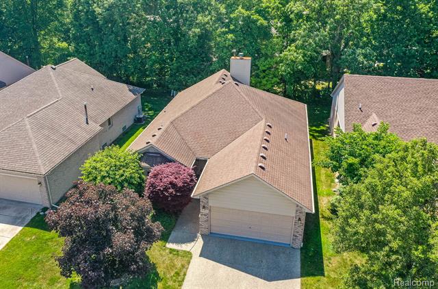 front view picture of 43221 Pointe Dr, Clinton Township, MI. 48038