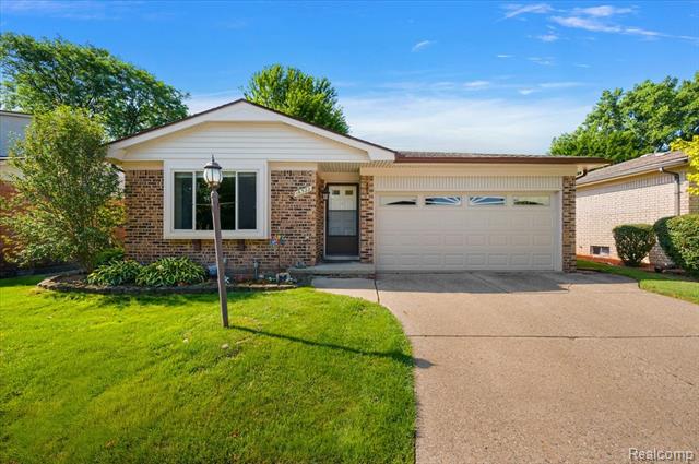 front view picture of 16322 Canterbury Ct, Macomb, MI. 48044