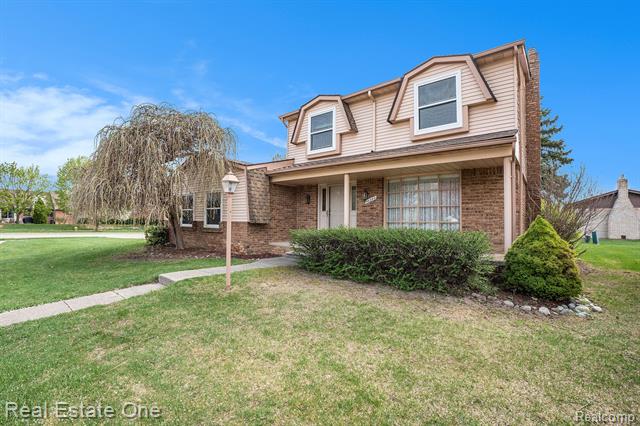 front view picture of 46666 E Oakwood Dr, Macomb, MI. 48044