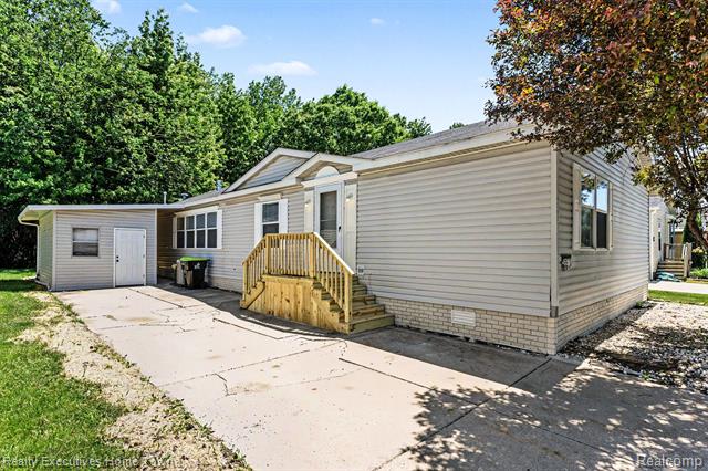 front view picture of 45822 Bonaventure Dr, Macomb, MI. 48044