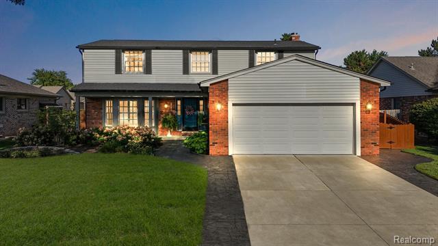front view picture of 44304 Pentwater Dr, Clinton Township, MI. 48038