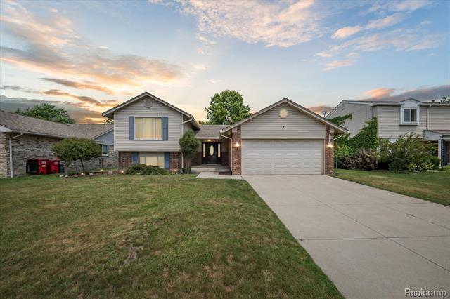 front view picture of 18333 Ash Creek, Macomb, MI. 48044