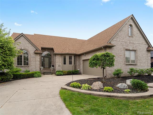 front view picture of 19996 Devonshire Ln, Macomb, MI. 48044