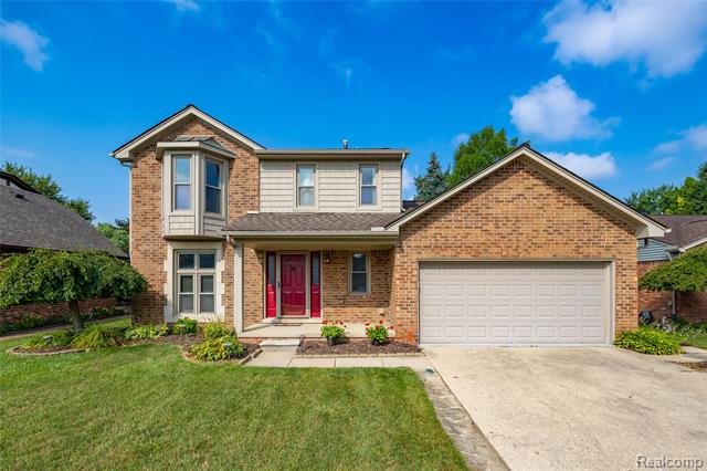 front view picture of 46073 Hollowoode Ln, Macomb, MI. 48044