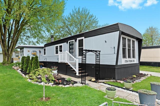 front view picture of 17014 York Dr, Macomb, MI. 48044