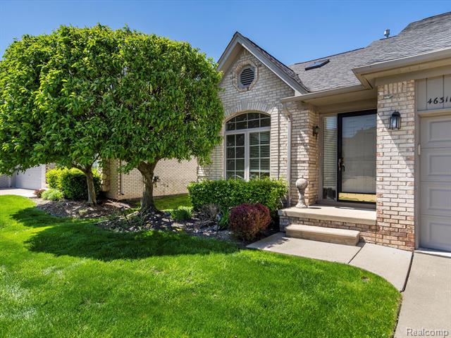 front view picture of 46311 W Bentley Cir, Macomb, MI. 48044