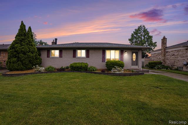 front view picture of 16362 Glenfield Dr, Macomb, MI. 48044