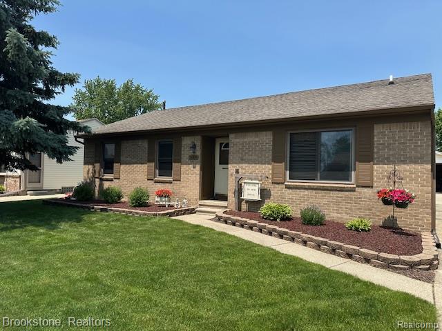 front view picture of 16359 Parkwood Dr, Macomb, MI. 48044