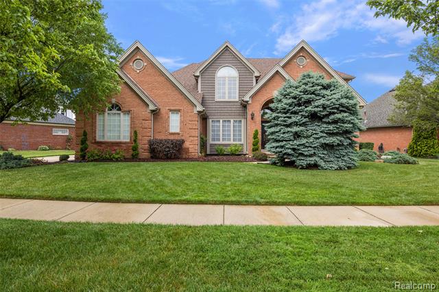 front view picture of 19301 Lakeland Dr, Macomb, MI. 48044