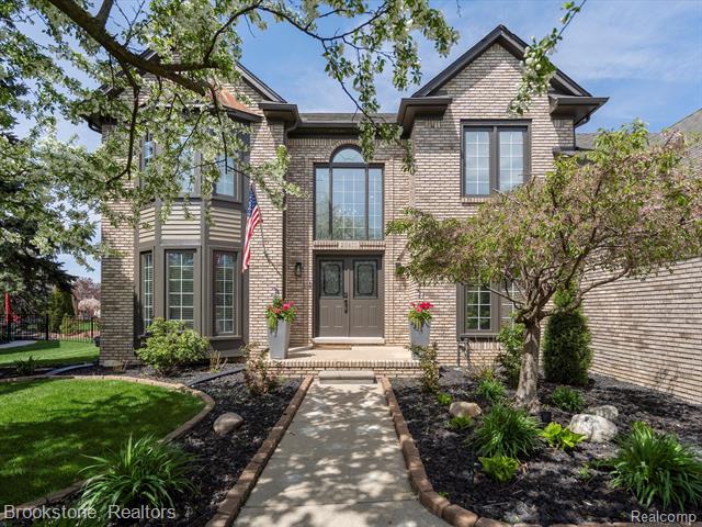 front view picture of 20611 Windemere Dr, Macomb, MI. 48044