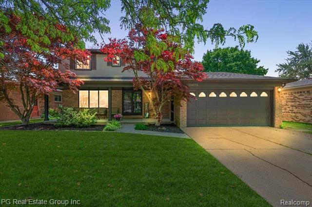 front view picture of 15672 Robert Dr, Macomb, MI. 48044