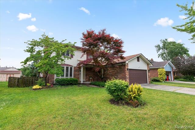 front view picture of 18068 Autumn Ln, Macomb, MI. 48044