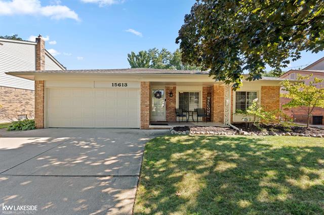 front view picture of 15613 Valerie Dr, Macomb, MI. 48044