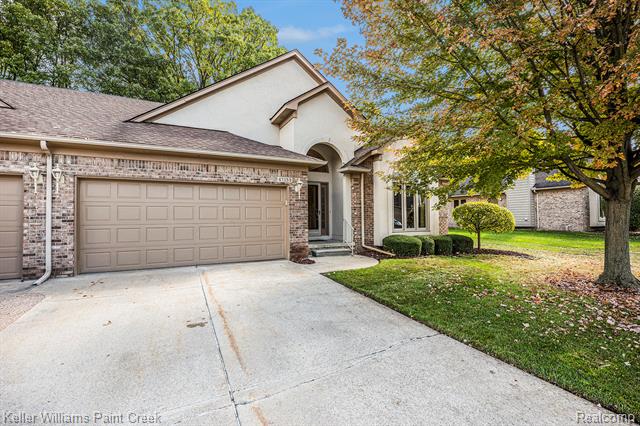 front view picture of 47158 Hunters Chase Dr, Macomb, MI. 48042